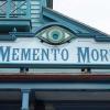 Песня memento mori. МЕМЕНТО Мори. Memento Mori надпись. Memento Mori архитектура. Баннеры Memento Mori.